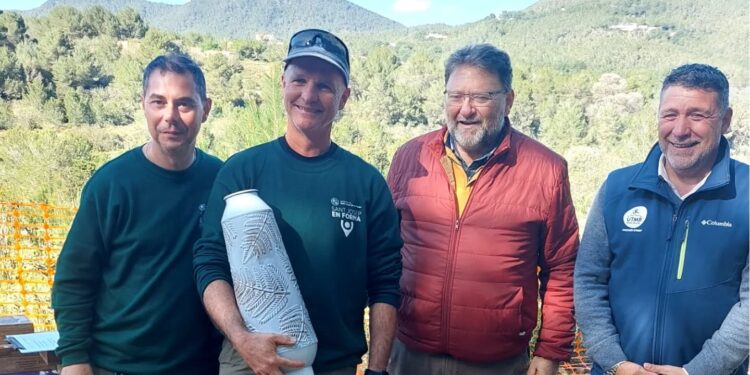 Juan Antonio Roig Tur sostiene un premio en  una competición en Sant Josep, en esta imagen de la Delegació d'Eivissa de la Federació Balear de Caça