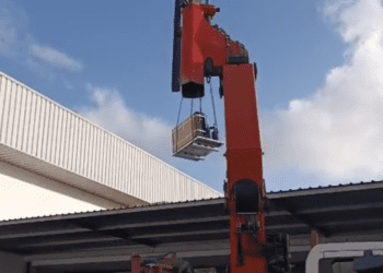 Un momento de la instalación, hoy, de la nueva máquina de hielo del Mercat Nou.
