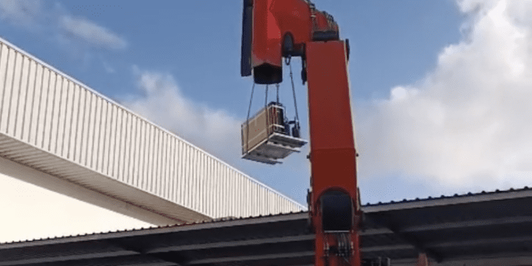 Un momento de la instalación, hoy, de la nueva máquina de hielo del Mercat Nou.