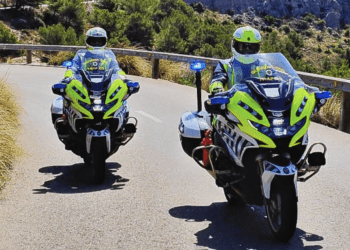 Una pareja de motoristas de la Agrupación de Tráfico escoltó a la mujer hasta el hospital.