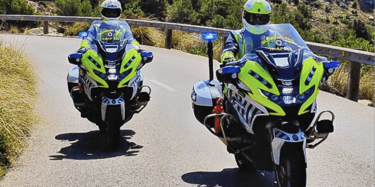 Una pareja de motoristas de la Agrupación de Tráfico escoltó a la mujer hasta el hospital.