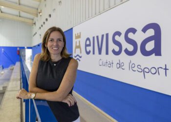 Catiana Fuster, concejala de deportes del Ayuntamiento de Ibiza, en el pabellón de es Pratet. Fotos: Paco Natera