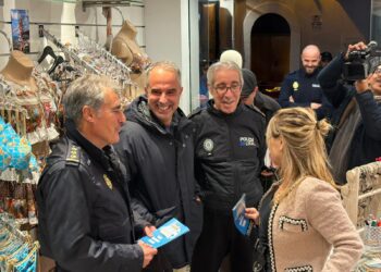 Policía Local y Nacional visitaron ayer comercios de la ciudad para presentar el Plan de Comercio Seguro en Navidad.