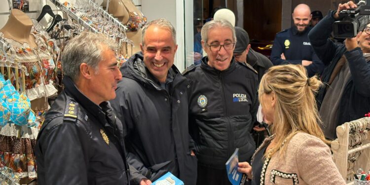 Policía Local y Nacional visitaron ayer comercios de la ciudad para presentar el Plan de Comercio Seguro en Navidad.