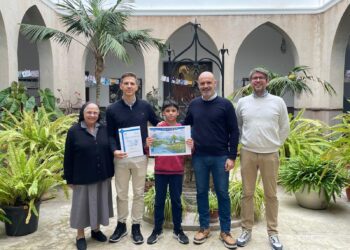 Martín Mauri, en el centro de la imagen, recibe su premio. / Aqualia