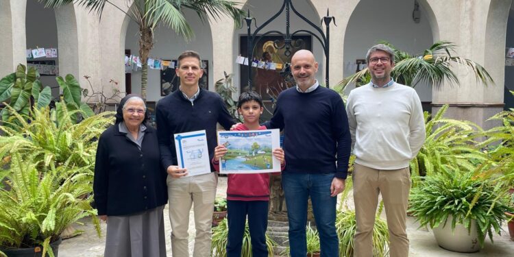 Martín Mauri, en el centro de la imagen, recibe su premio. / Aqualia