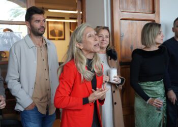La alcaldesa, Carmen Ferrer, durante el brindis navideño. / ASE