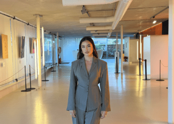 T Luck en el Centro Cultural de Jesús donde está expuesta su obra.