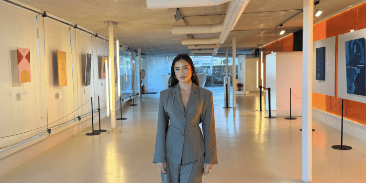 T Luck en el Centro Cultural de Jesús donde está expuesta su obra.