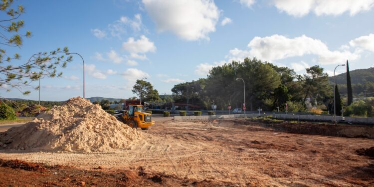 Obras en la rotonda del cruce de Cazadores.