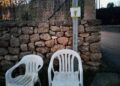 Dos sillas de plástico y una bombilla de cartón colocada de manera irónica por un vecino son los elementos de esta parada ubicada en la carretera de Santa Eulària. Foto G.C. Noudiari.es