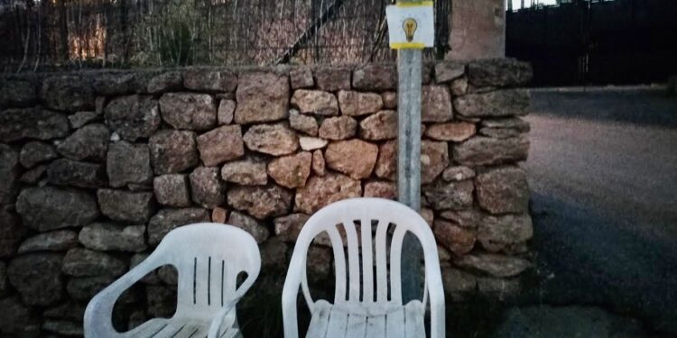 Dos sillas de plástico y una bombilla de cartón colocada de manera irónica por un vecino son los elementos de esta parada ubicada en la carretera de Santa Eulària. Foto G.C. Noudiari.es