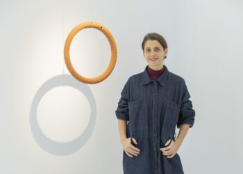 Laura de Grinyo, fotografiada junto a una de sus piezas en la galería Parra & Romero, ubicada en el centro de Santa Gertrudis. Reportaje fotográfico de Paco Natera.