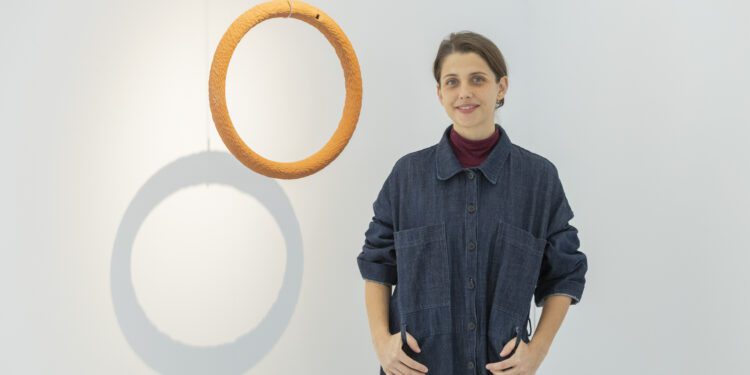 Laura de Grinyo, fotografiada junto a una de sus piezas en la galería Parra & Romero, ubicada en el centro de Santa Gertrudis. Reportaje fotográfico de Paco Natera.