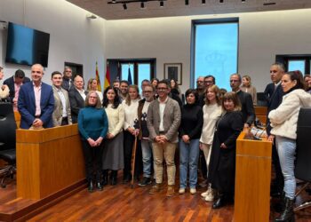 Rafa Triguero, rodeado del personal homenajeado y parte de la corporación municipal, hoy en el llamado Pleno de sa Sobrassada.