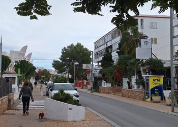 Pocos transeúntes en la calle des Caló de Cala de Bou, en una imagen de ayer por la mañana. / D.V.