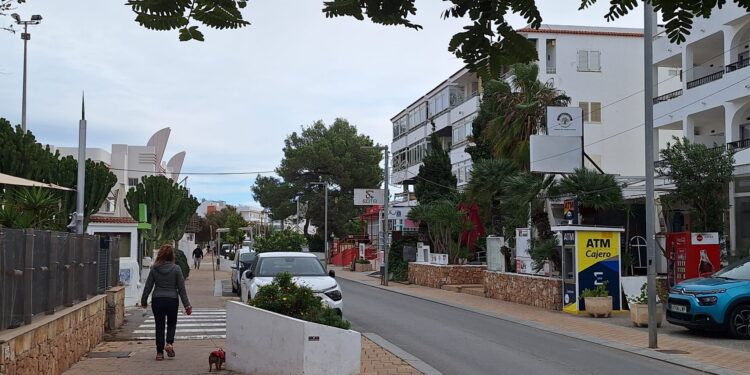 Pocos transeúntes en la calle des Caló de Cala de Bou, en una imagen de ayer por la mañana. / D.V.
