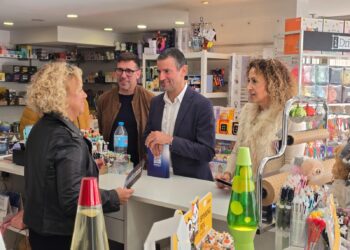 Miguel Tur, Marcos Serra y Neus Mateu visitan un comercio de Sant Antoni.