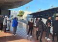 Usuarios del transporte público, en su gran mayoría migrantes, hace cola frente un autobús en la estación de Sant Antoni durante la mañana de ayer. / D.V.