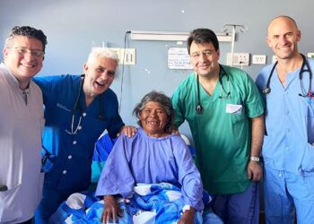 EL Dr. Jorge Raúl Castro Dorticos, cardiólogo del Hospital Can Misses, segundo por la izquierda de la imagen junto a una paciente en Bolivia y varios de los miembros de la expedición solidaria.