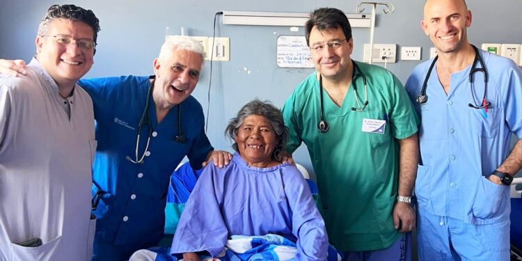 EL Dr. Jorge Raúl Castro Dorticos, cardiólogo del Hospital Can Misses, segundo por la izquierda de la imagen junto a una paciente en Bolivia y varios de los miembros de la expedición solidaria.