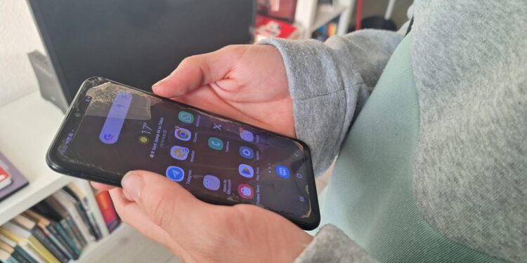 Un menor consulta un dispositivo móvil. / D.V.