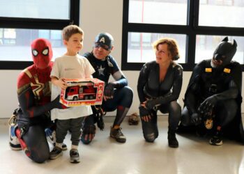 Spiderman, Capitán América, Viuda Negra y Batman en Pediatría del Hospital de Can Misses. / ASEF