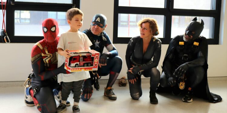 Spiderman, Capitán América, Viuda Negra y Batman en Pediatría del Hospital de Can Misses. / ASEF