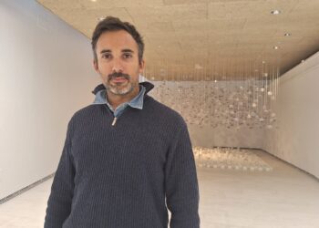 Lluís Oliva, en la sala de exposiciones de la sede del Coaib en Dalt Vila. / D.V.