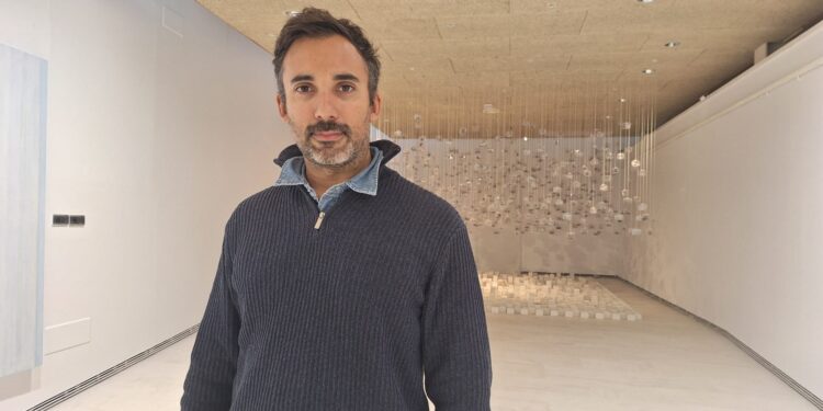 Lluís Oliva, en la sala de exposiciones de la sede del Coaib en Dalt Vila. / D.V.