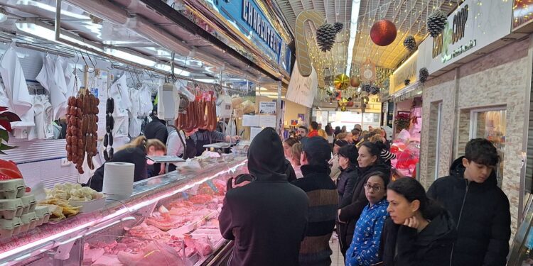 Aglomeraciones frente a las carnicerías del Mercat Nou. / D.V.