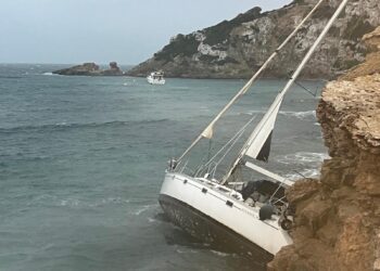 El velero embarrancado.
