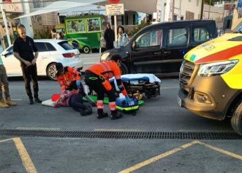 La mujer es atendida en el mismo lugar de los hechos. / J.Cerezo