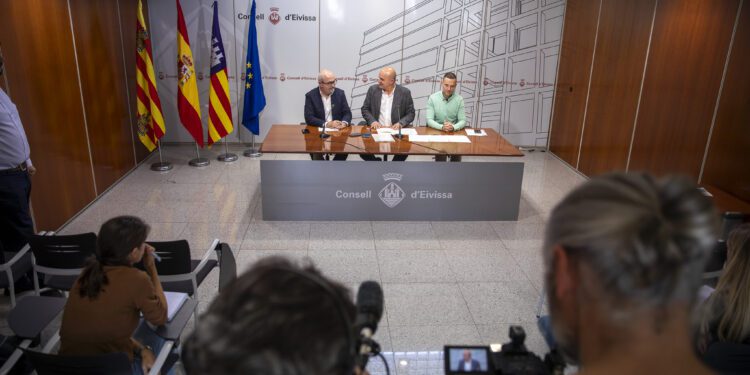 La rueda de prensa en el Consell en la que se ha presentado la aprobación de las Normas, con el alcalde de Sant Josep, Vicent Roig, el alcalde del Consell, Vicent Marí, y el vicepresidente del Consell, Mariano Juan. / CIE