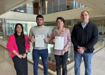 Los portavoces de ambos grupos políticos presentan la iniciativa. / FSE-PSOE