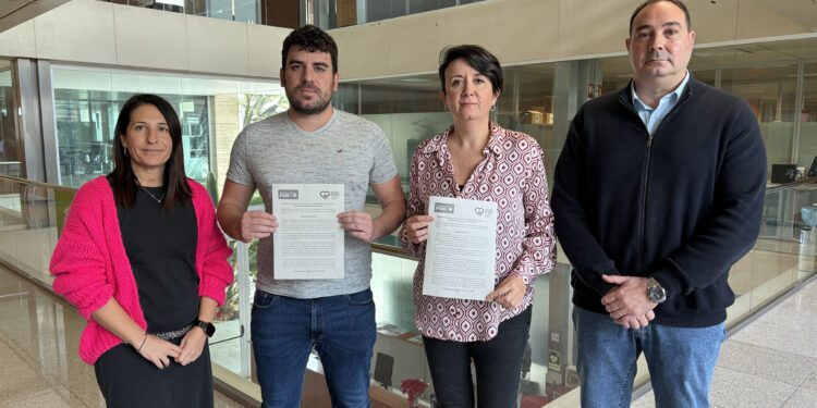 Los portavoces de ambos grupos políticos presentan la iniciativa. / FSE-PSOE