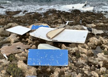 Restos de la embarcación en la costa de Sant Antoni. Fotos Noudiari.es
