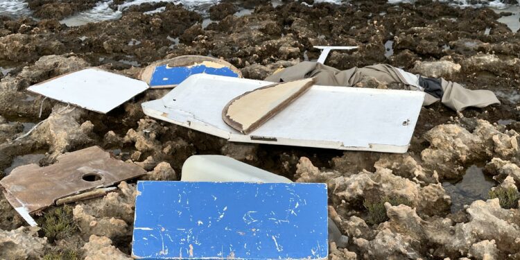 Restos de la embarcación en la costa de Sant Antoni. Fotos Noudiari.es