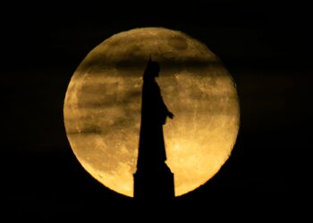 Espectacular imagen de la última luna llena del año captada en Ibiza. Foto: Paco Natera