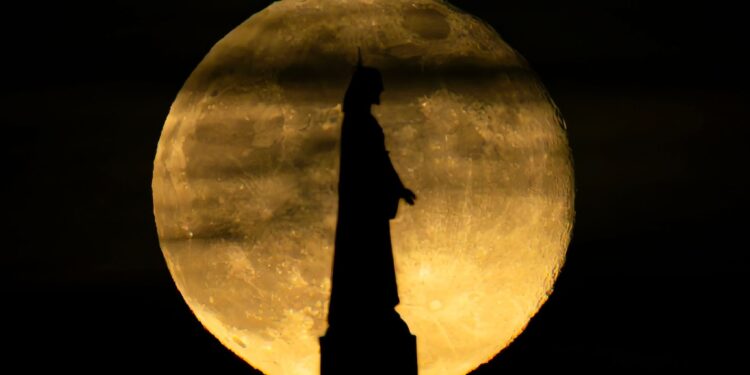 Espectacular imagen de la última luna llena del año captada en Ibiza. Foto: Paco Natera