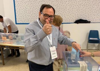Pere Ribas, feliz, vota en las elecciones municipales de 2019. / D.V.