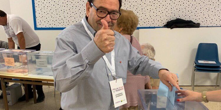 Pere Ribas, feliz, vota en las elecciones municipales de 2019. / D.V.