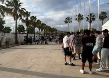 Colas de estudiantes durante unas pruebas de PAU en Ibiza.