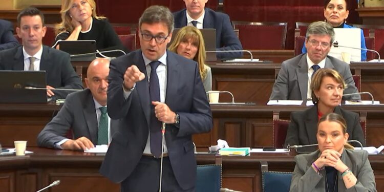 Intervención de Toni Costa en el Parlament. / Parlament IB