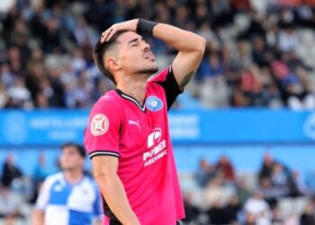 Fran Castillo lamenta un remate fallido sobre la portería del Sabadell