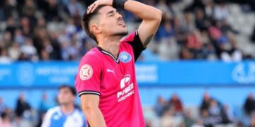Fran Castillo lamenta un remate fallido en el campo del Sabadell