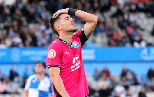 Fran Castillo lamenta un remate fallido sobre la portería del Sabadell