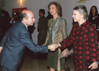 Luis Javier Gayá junto a la Reina Dña. Sofia, la Princesa Irene de Grecia, en la entrega de las Medallas de Honor del premio BMW de pintura. Foto de Javier Gayá