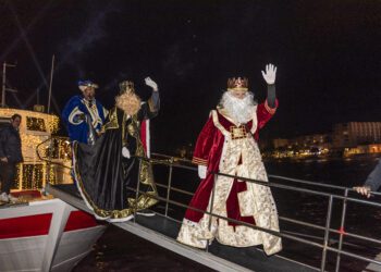 Desembarco de los Reyes Magos para participar en la cabalgata de Santa Eulària en 2025.
