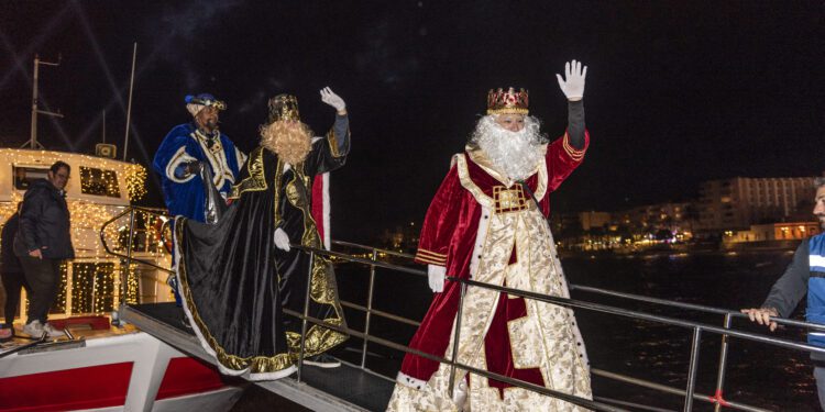 Desembarco de los Reyes Magos para participar en la cabalgata de Santa Eulària en 2025.
